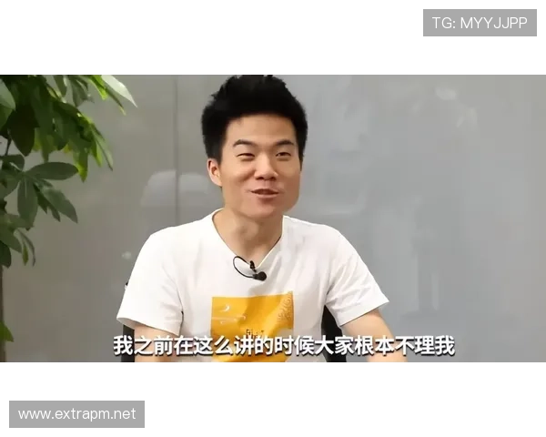 李小鹏背个随身包，看着像能顶我好几年房贷